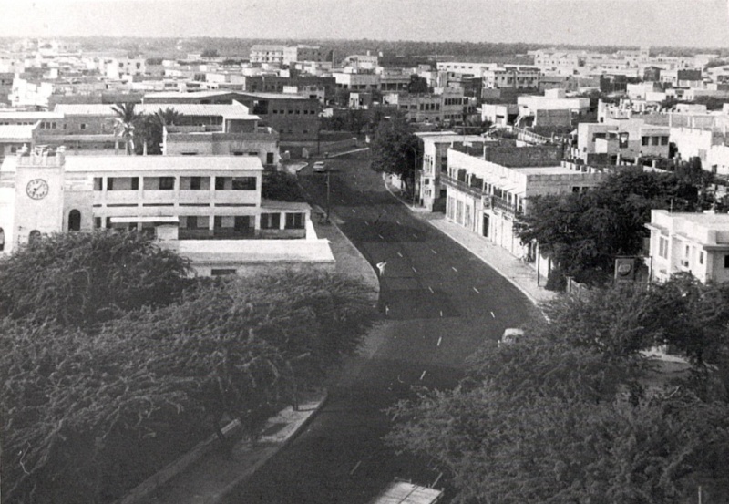 <p>1965: Improved road in Manama, with the&nbsp; American Mission Hospital on the left.</p>